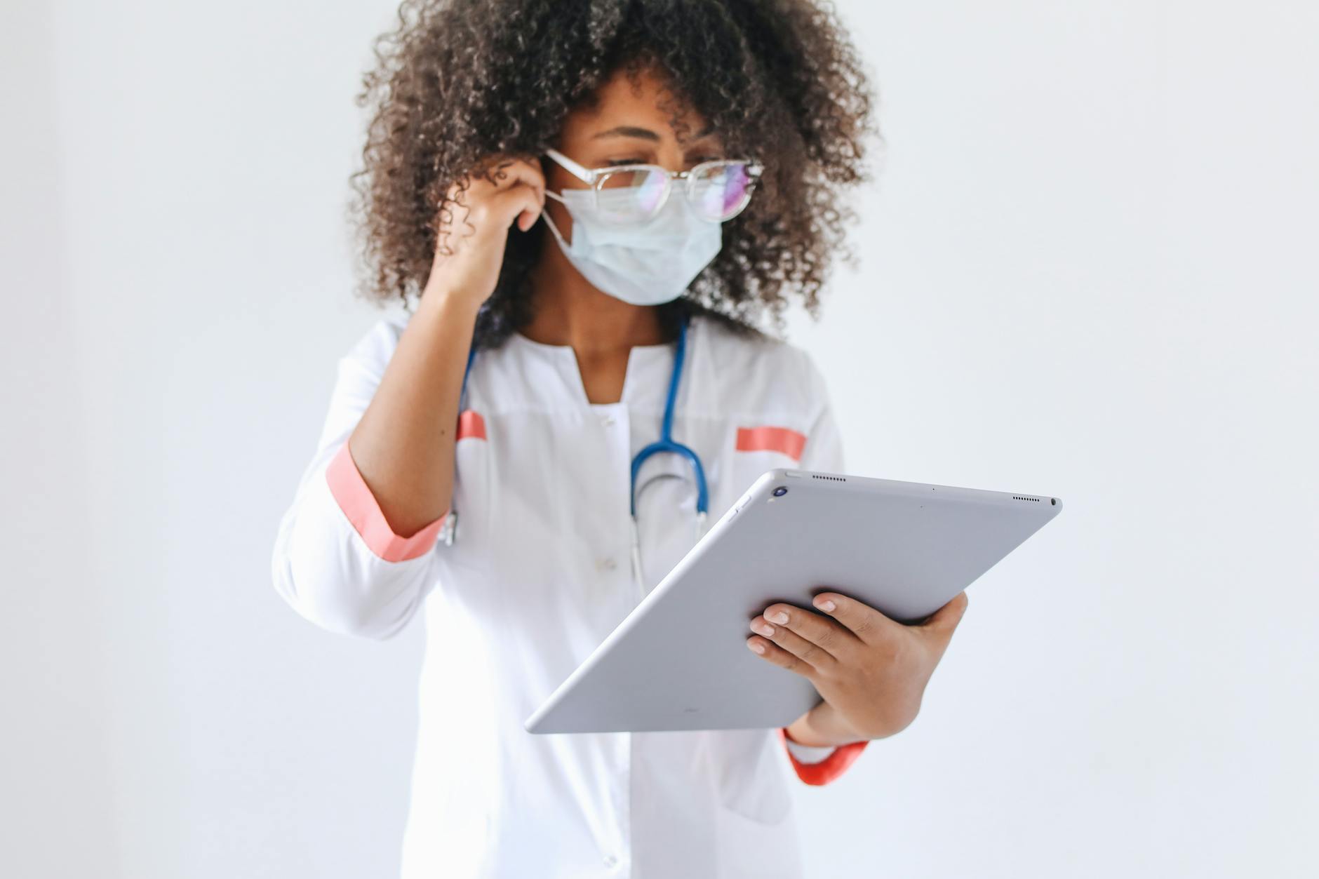 Doctor using Mediriz on a tablet